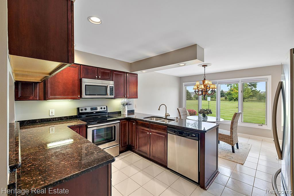 14872 STONEY BROOK Drive W, Shelby Twp, MI 48315 — Photo 9