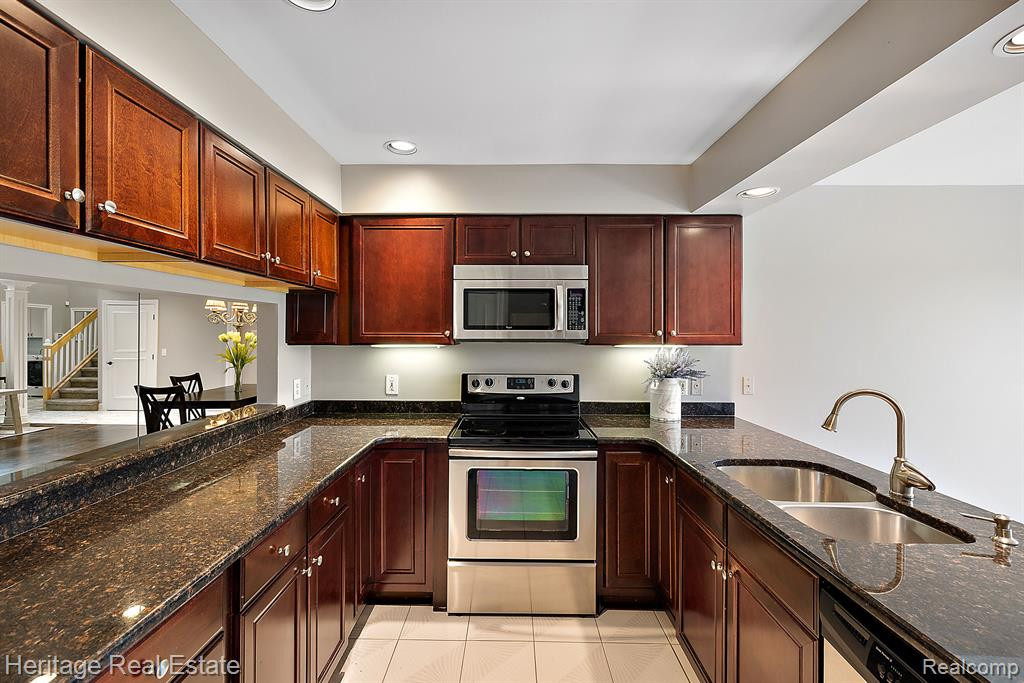 14872 STONEY BROOK Drive W, Shelby Twp, MI 48315 — Photo 10