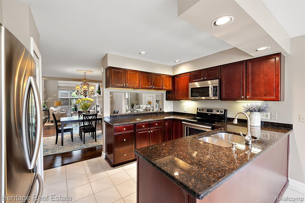 14872 STONEY BROOK Drive W, Shelby Twp, MI 48315 — Photo 11