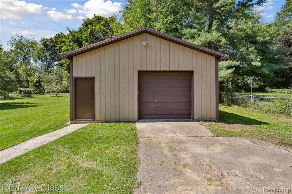 11940 POST Lane, South Lyon, MI 48178 — Photo 36
