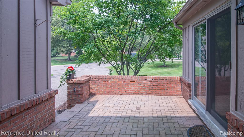 37681 Russett Drive, Farmington Hills, MI 48331 — Photo 22