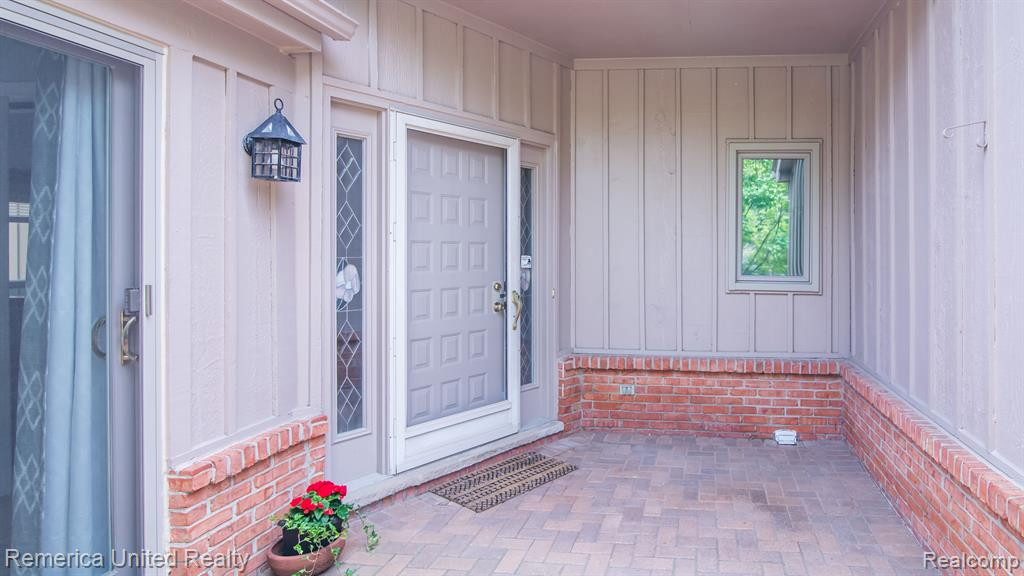 37681 Russett Drive, Farmington Hills, MI 48331 — Photo 23