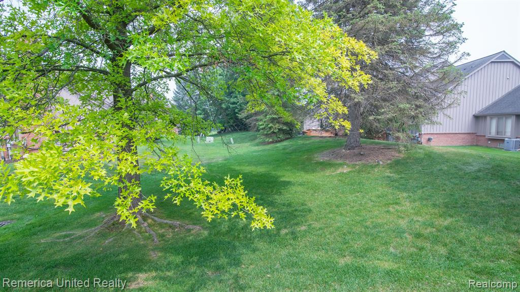 37681 Russett Drive, Farmington Hills, MI 48331 — Photo 63