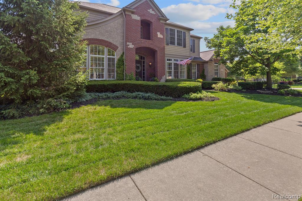 1352 COLONADE Court, Canton, MI 48187 — Photo 2