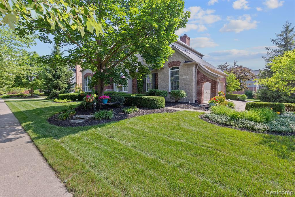 1352 COLONADE Court, Canton, MI 48187 — Photo 4