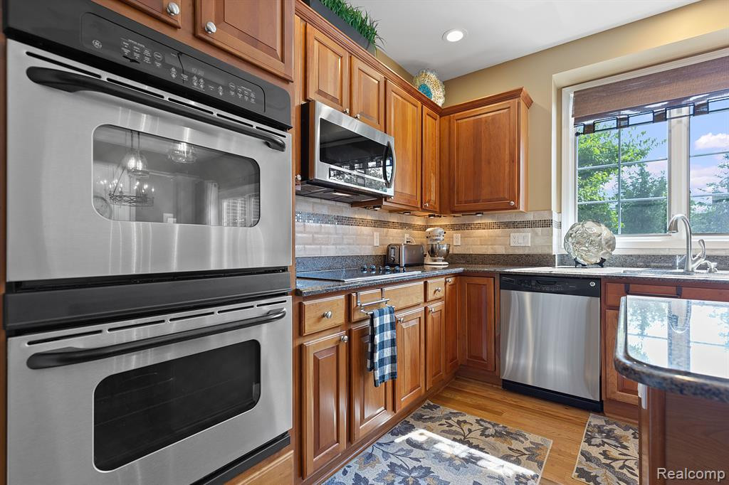 1352 COLONADE Court, Canton, MI 48187 — Photo 18