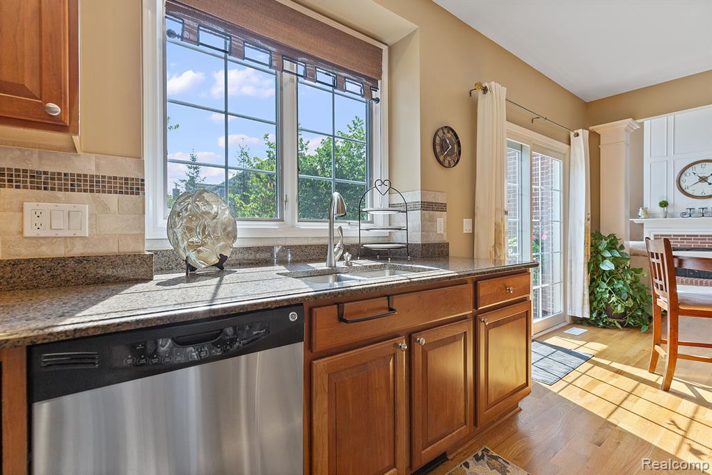 1352 COLONADE Court, Canton, MI 48187 — Photo 19