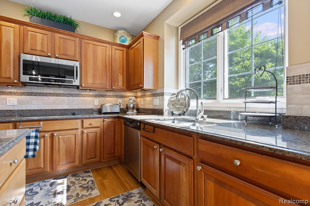 1352 COLONADE Court, Canton, MI 48187 — Photo 20