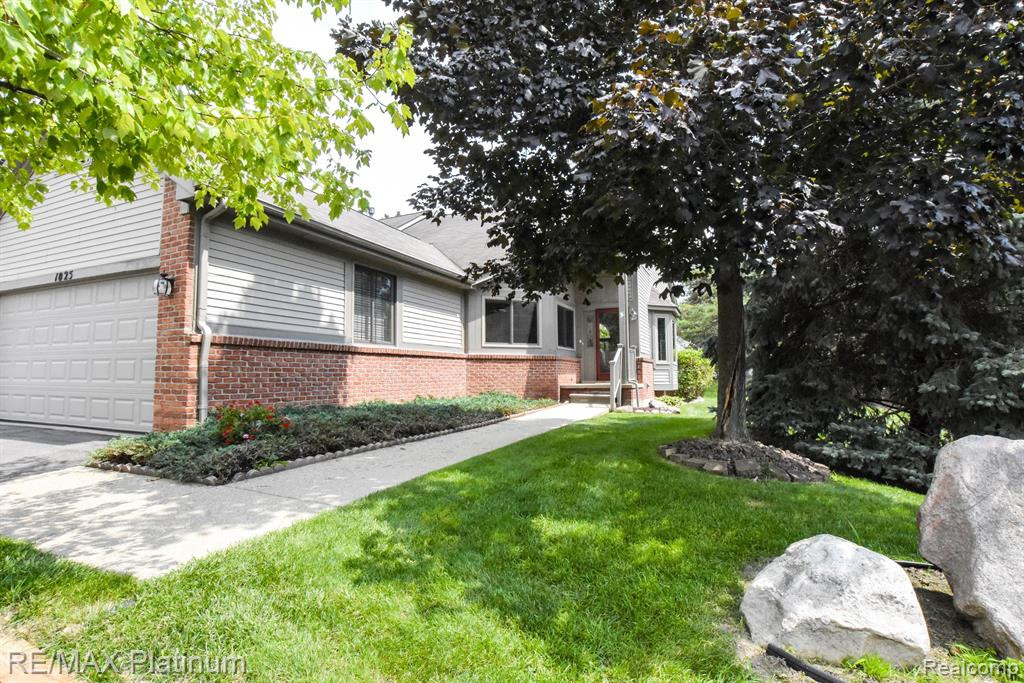 1025 ELMWOOD Drive, Brighton, MI 48116 — Photo 2