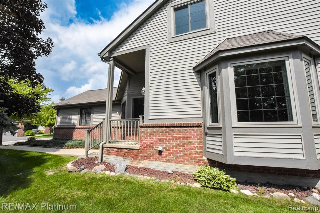 1025 ELMWOOD Drive, Brighton, MI 48116 — Photo 3