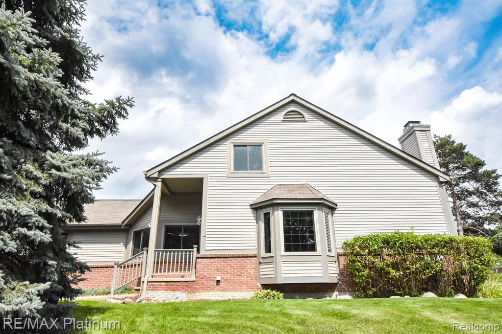1025 ELMWOOD Drive, Brighton, MI 48116 — Photo 4