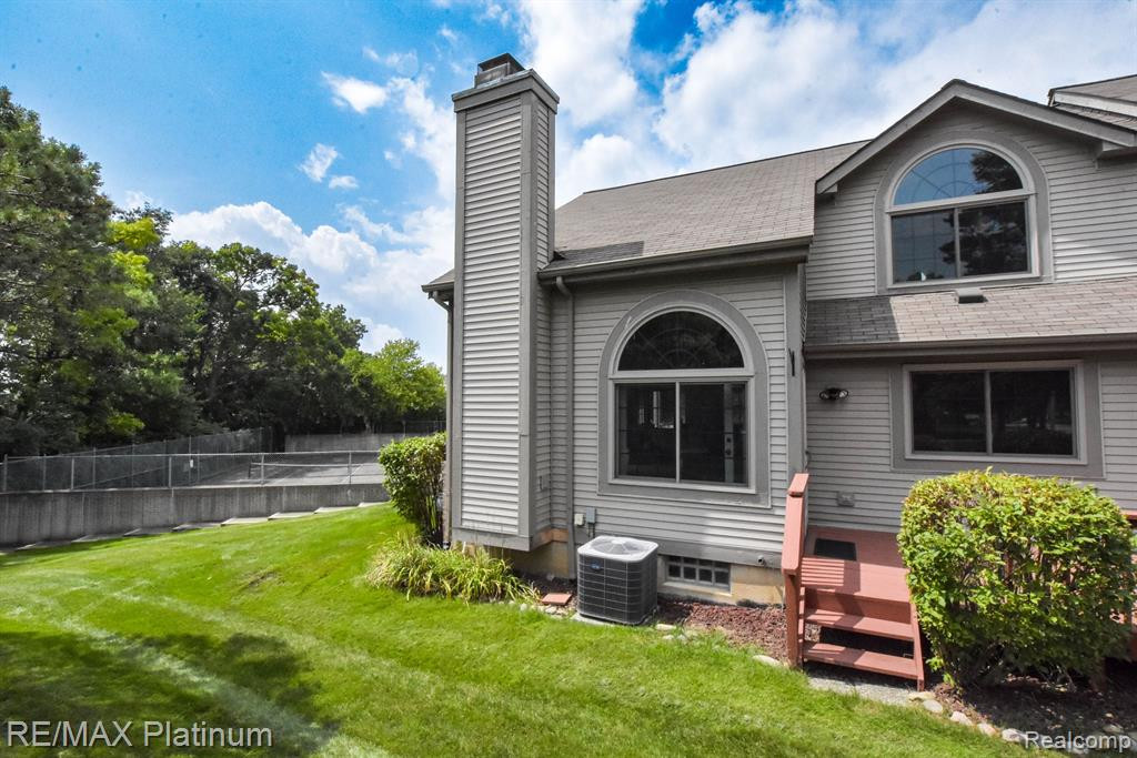 1025 ELMWOOD Drive, Brighton, MI 48116 — Photo 5