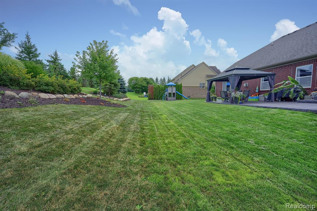 24460 WEDGEWOOD Drive, South Lyon, MI 48178 — Photo 38