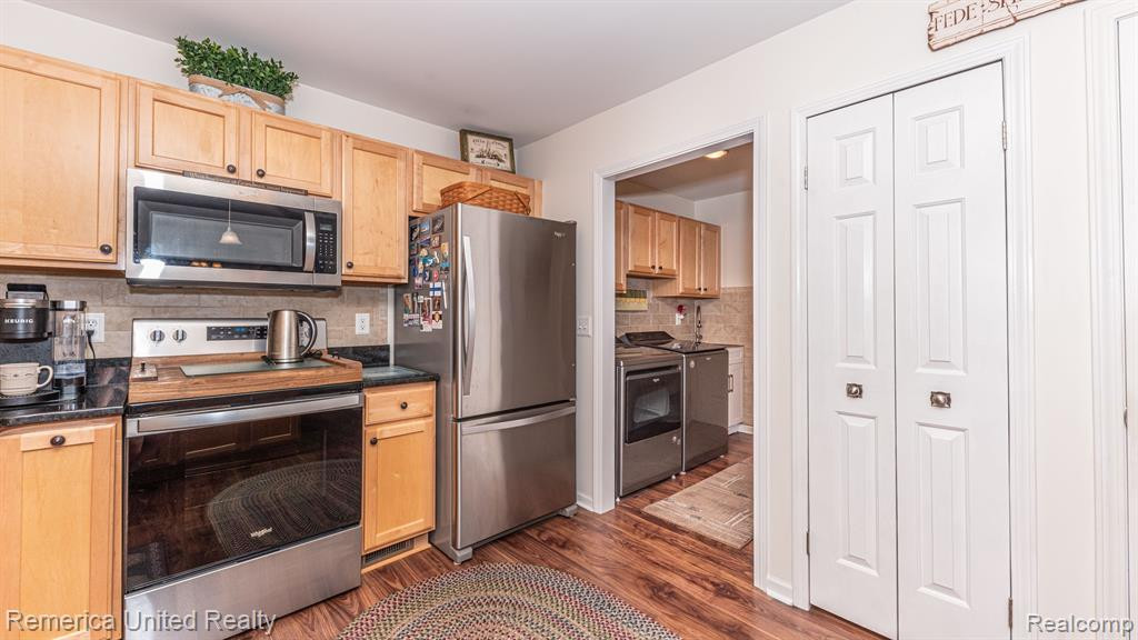 61010 EVERGREEN Court, South Lyon, MI 48178 — Photo 17