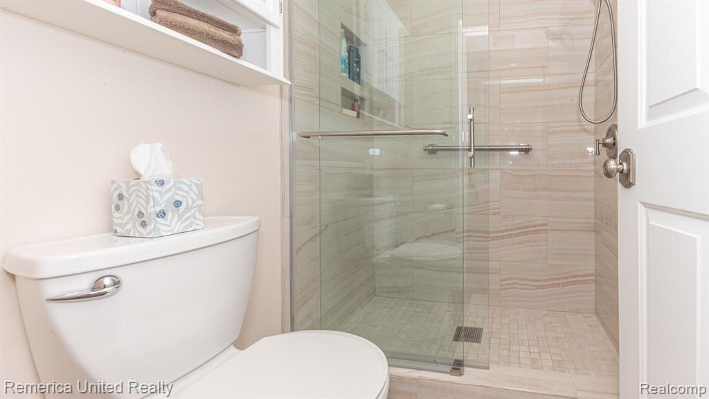 61010 EVERGREEN Court, South Lyon, MI 48178 — Photo 34
