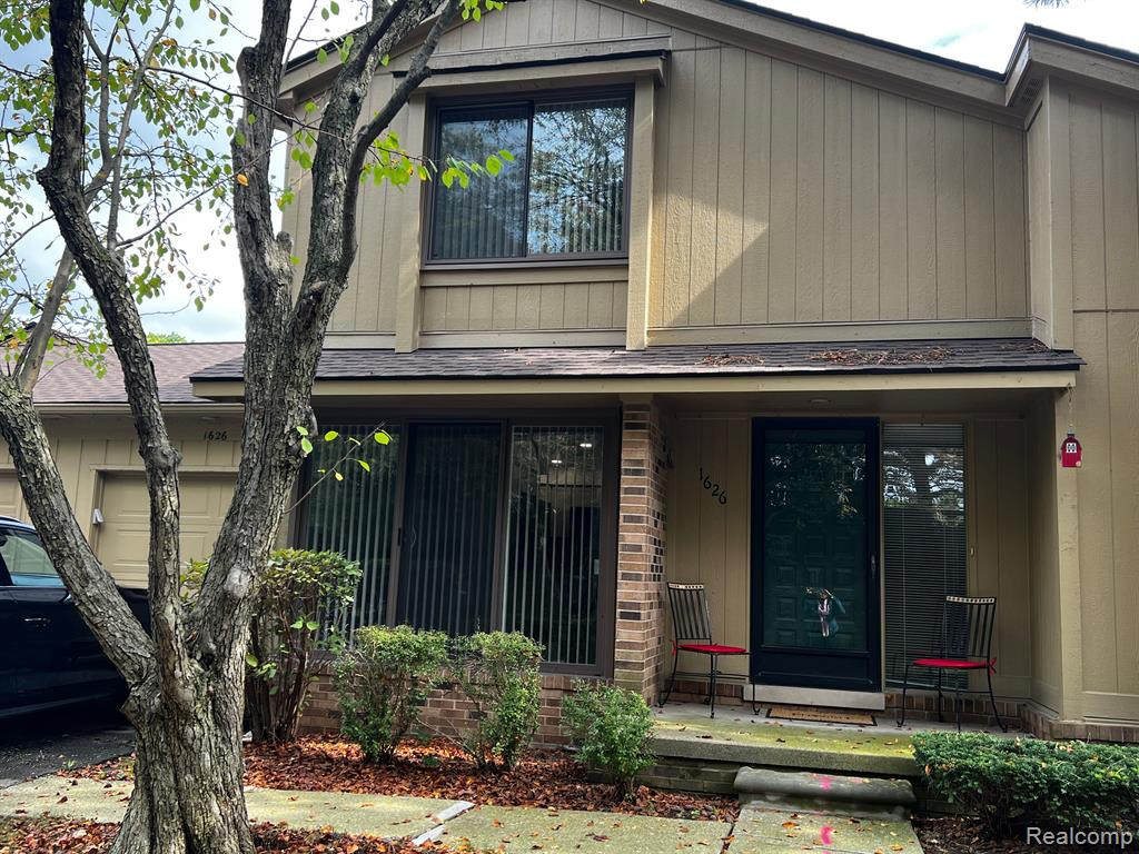 1626 S Hill Circle Circle, Bloomfield, MI 48304 — front exterior