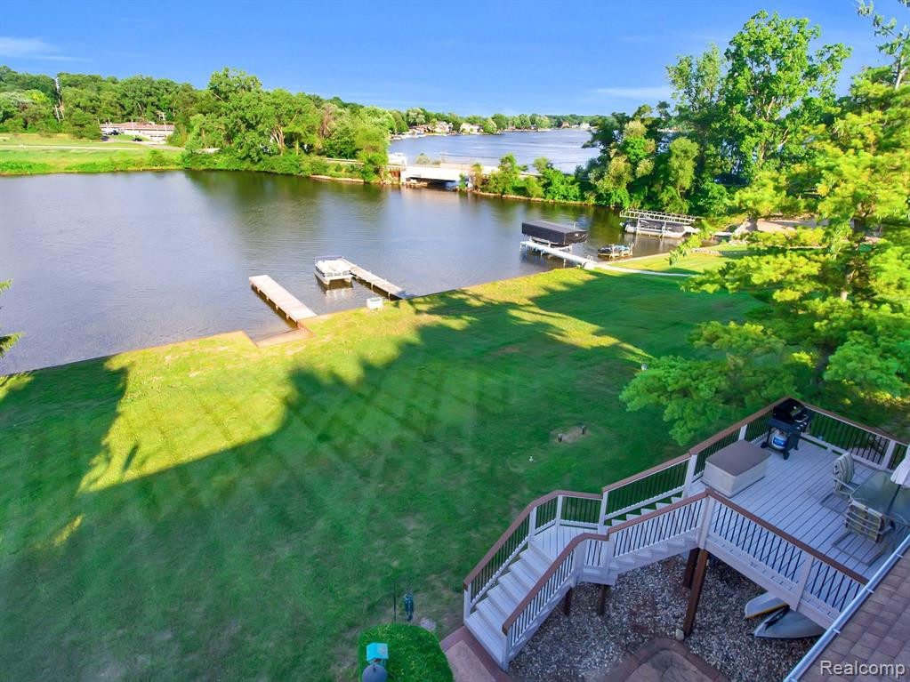 8200 PINE RANCH Drive, Brighton, MI 48114 — Photo 2