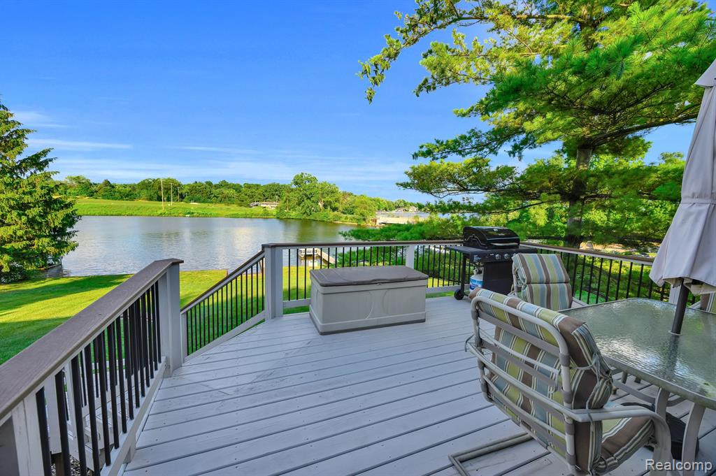 8200 PINE RANCH Drive, Brighton, MI 48114 — Photo 6