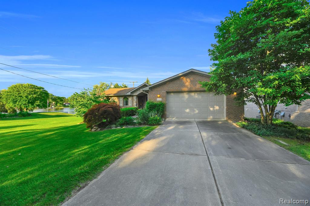 8200 PINE RANCH Drive, Brighton, MI 48114 — Photo 7