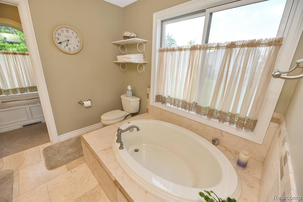 8200 PINE RANCH Drive, Brighton, MI 48114 — Photo 25