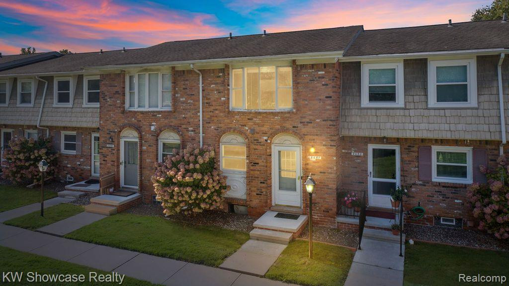 2651 KINGSTOWNE Drive, Walled Lake, MI 48390 — front exterior