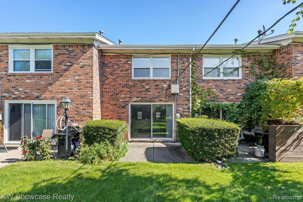 2651 KINGSTOWNE Drive, Walled Lake, MI 48390 — Photo 2