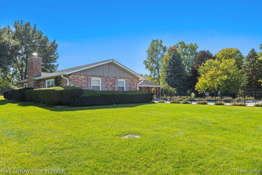2651 KINGSTOWNE Drive, Walled Lake, MI 48390 — Photo 4