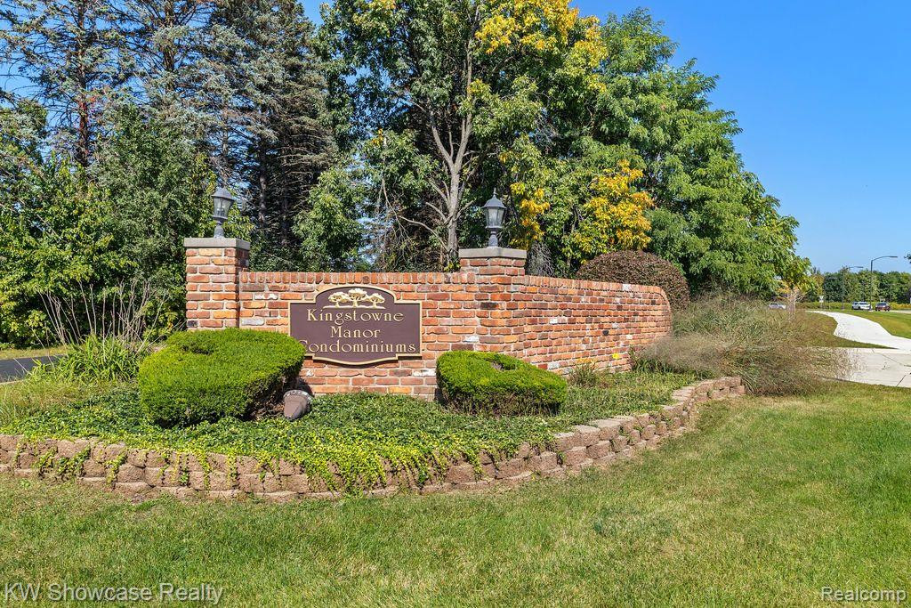 2651 KINGSTOWNE Drive, Walled Lake, MI 48390 — Photo 8