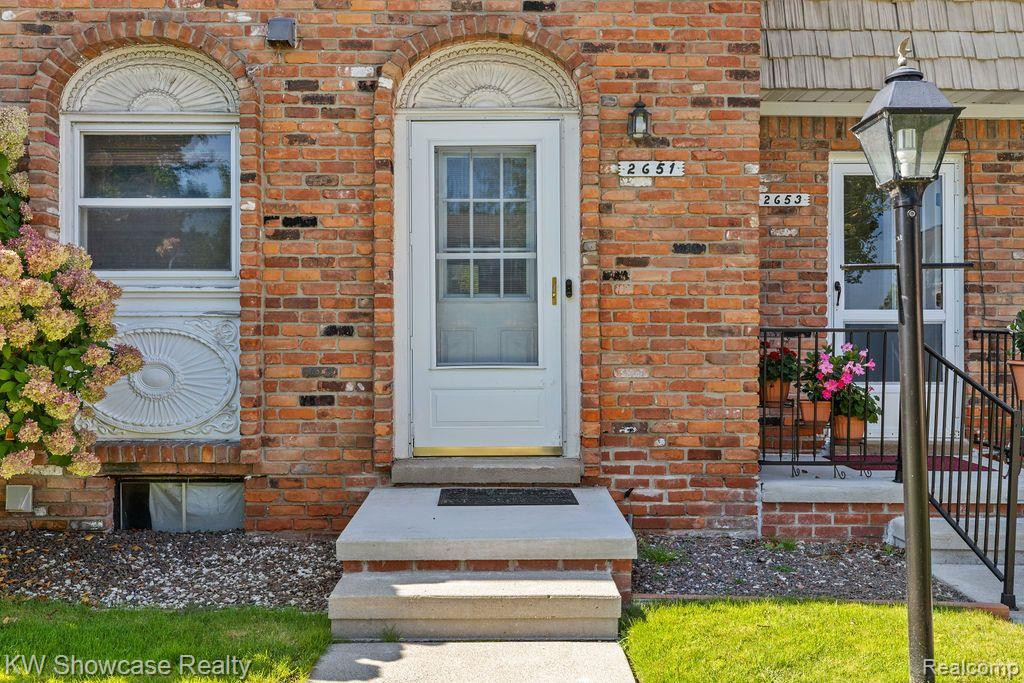 2651 KINGSTOWNE Drive, Walled Lake, MI 48390 — Photo 11