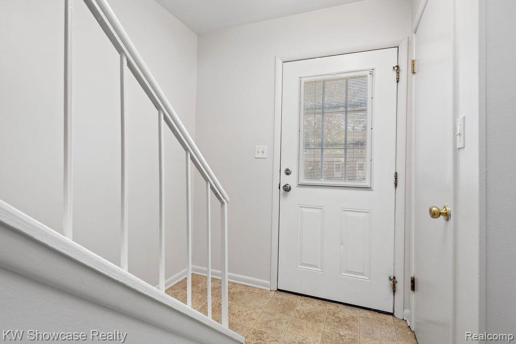 2651 KINGSTOWNE Drive, Walled Lake, MI 48390 — Photo 12