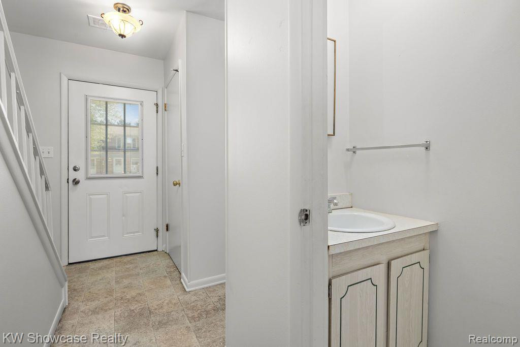 2651 KINGSTOWNE Drive, Walled Lake, MI 48390 — Photo 13
