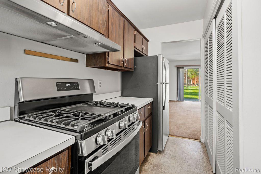 2651 KINGSTOWNE Drive, Walled Lake, MI 48390 — Photo 16