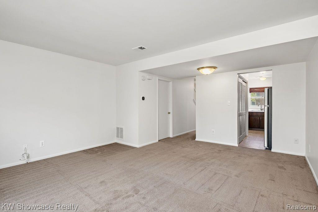 2651 KINGSTOWNE Drive, Walled Lake, MI 48390 — Photo 18