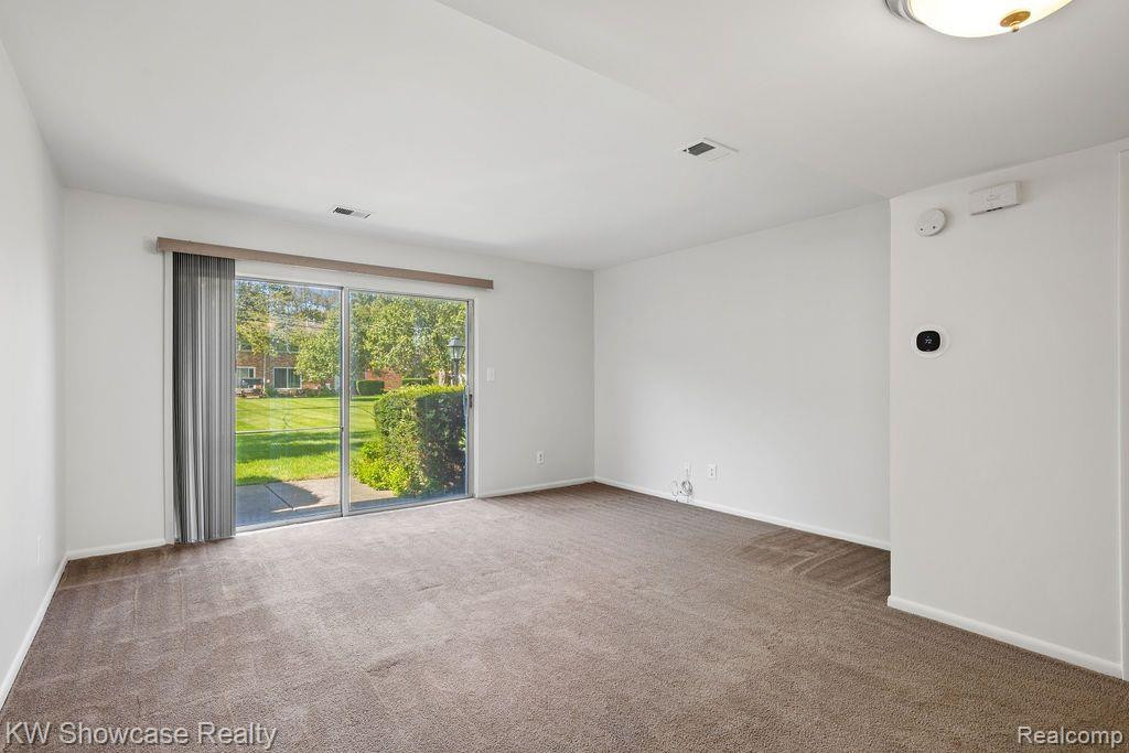 2651 KINGSTOWNE Drive, Walled Lake, MI 48390 — Photo 19