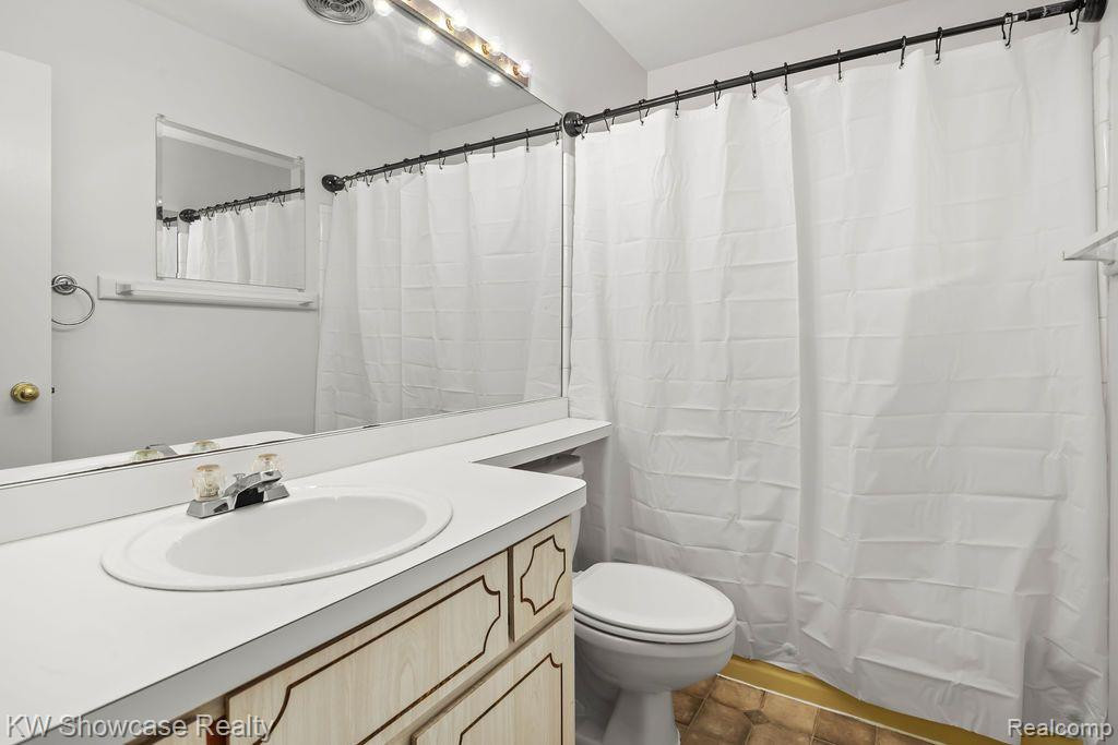 2651 KINGSTOWNE Drive, Walled Lake, MI 48390 — Photo 23