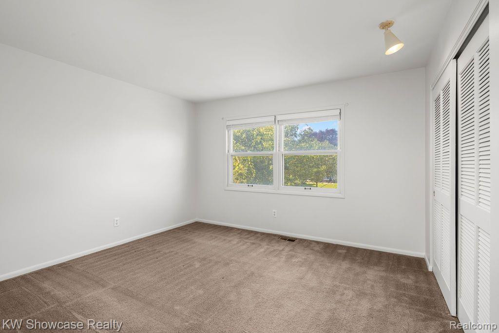 2651 KINGSTOWNE Drive, Walled Lake, MI 48390 — Photo 24