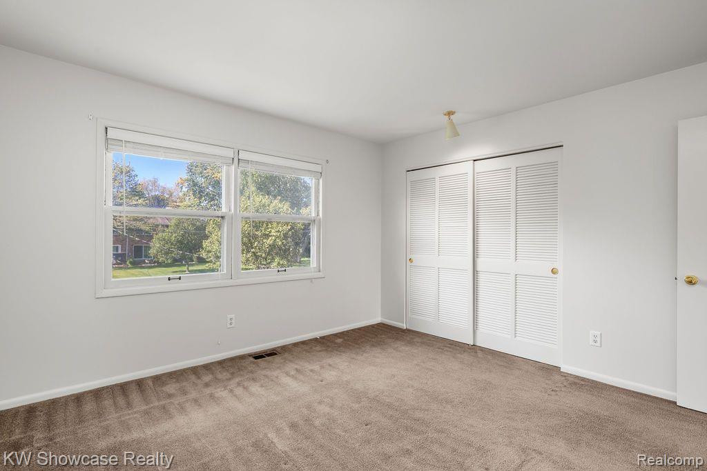2651 KINGSTOWNE Drive, Walled Lake, MI 48390 — Photo 25