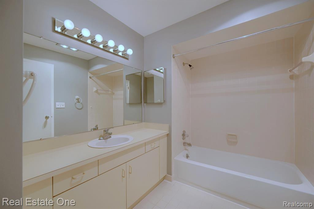 37029 Ridgedale Court, 88, Farmington Hills, MI 48331 — Photo 25