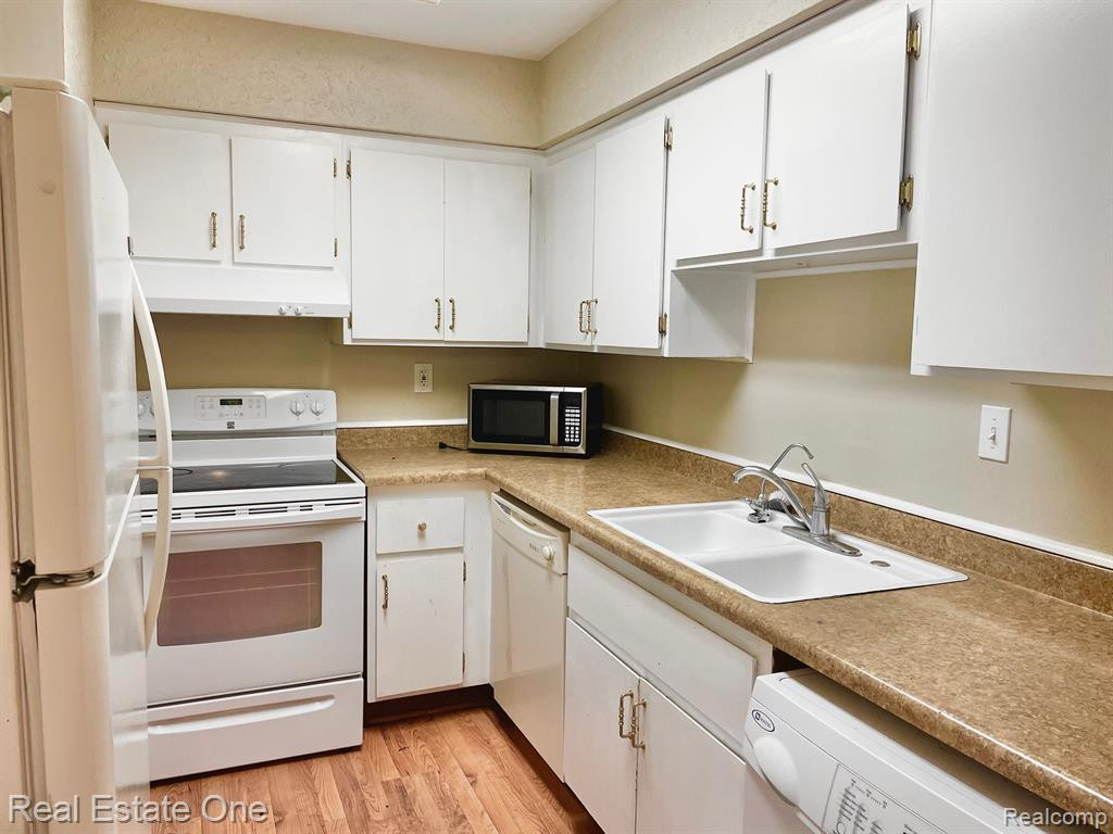 1824 COLONIAL VILLAGE Way, 3, Waterford, MI 48328 — Photo 13