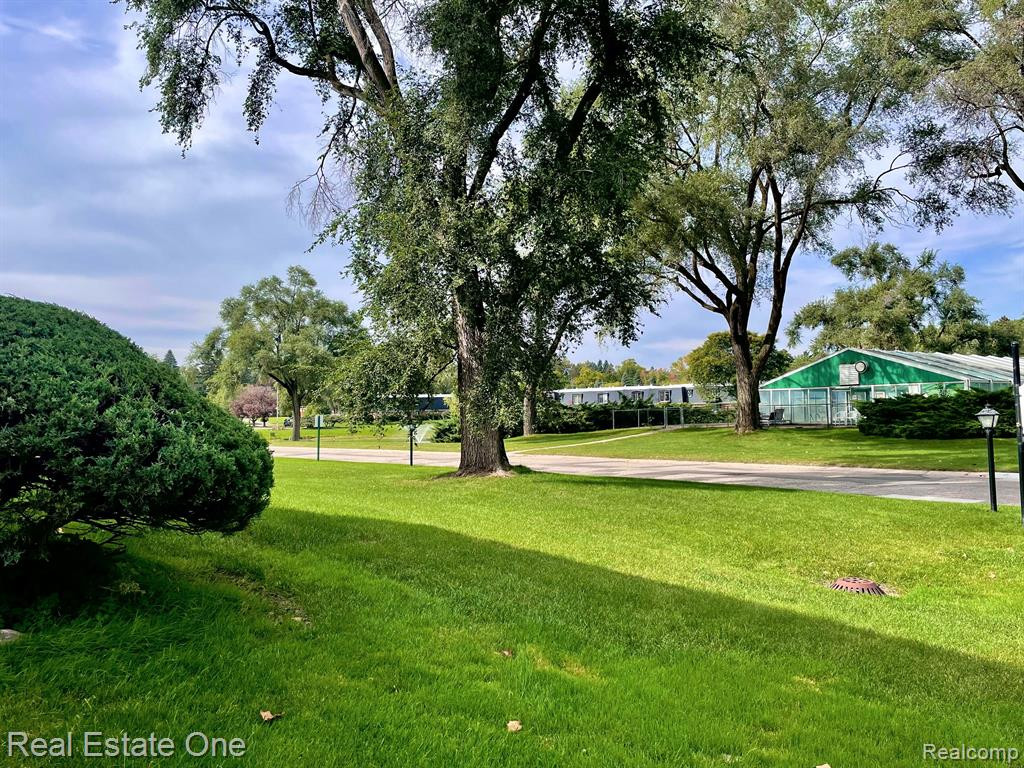 1824 COLONIAL VILLAGE Way, 3, Waterford, MI 48328 — Photo 29