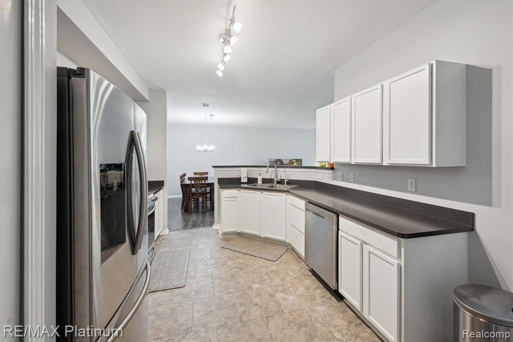 605 Abbington, Howell, MI 48843 — Photo 7