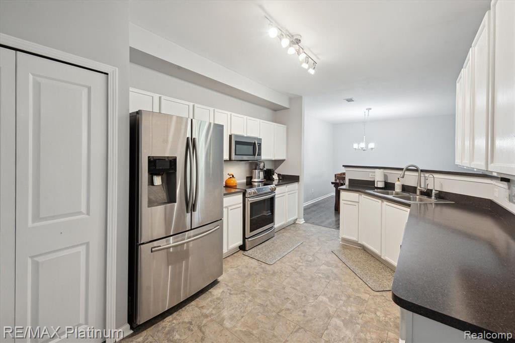 605 Abbington, Howell, MI 48843 — Photo 9