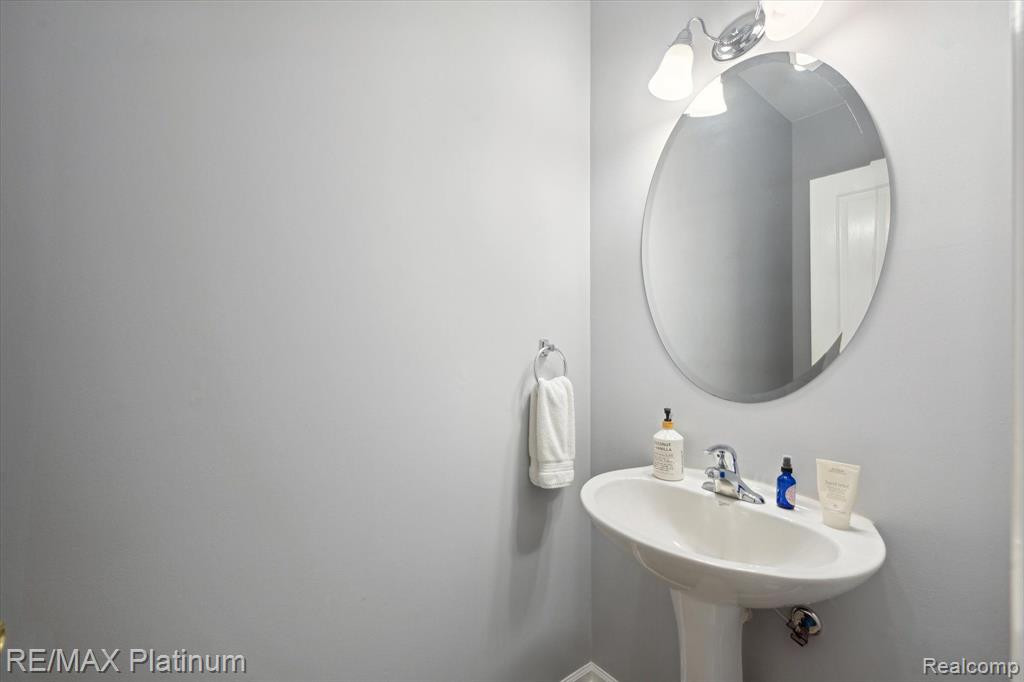 605 Abbington, Howell, MI 48843 — Photo 11