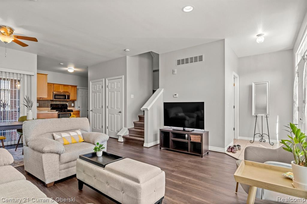 1542 E LAKEVIEW Lane, Canton, MI 48187 — Photo 6