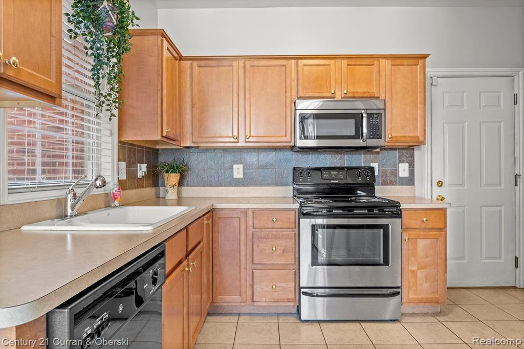 1542 E LAKEVIEW Lane, Canton, MI 48187 — Photo 14