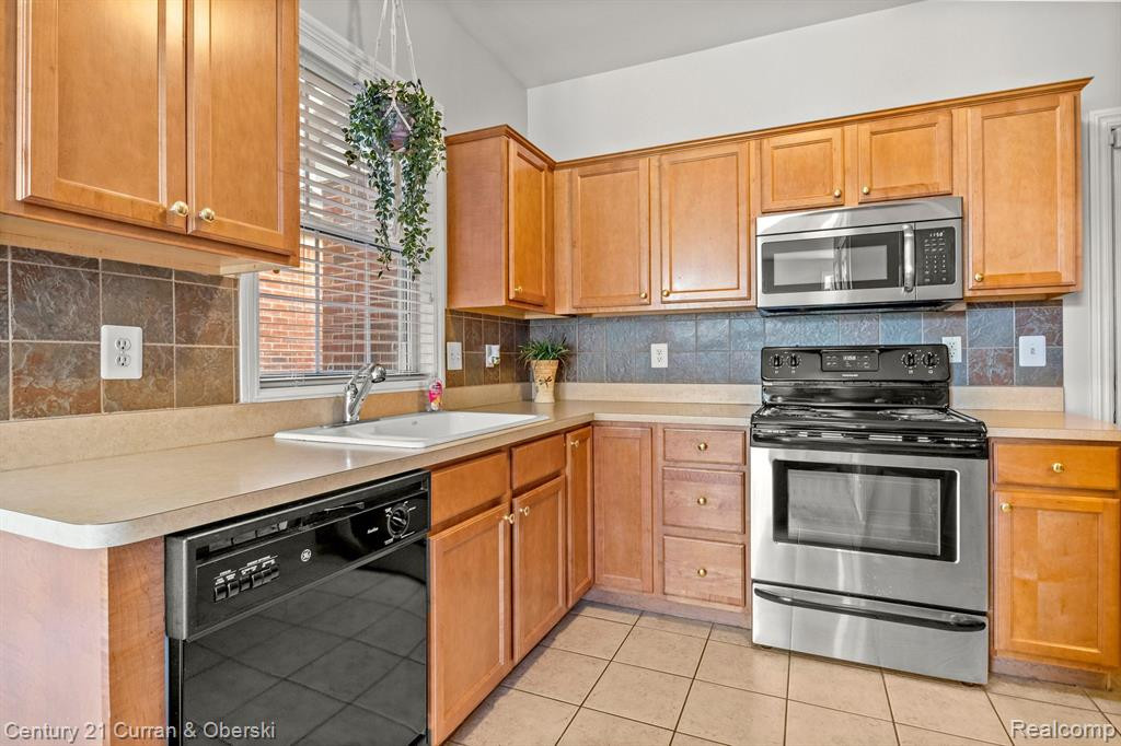 1542 E LAKEVIEW Lane, Canton, MI 48187 — Photo 15