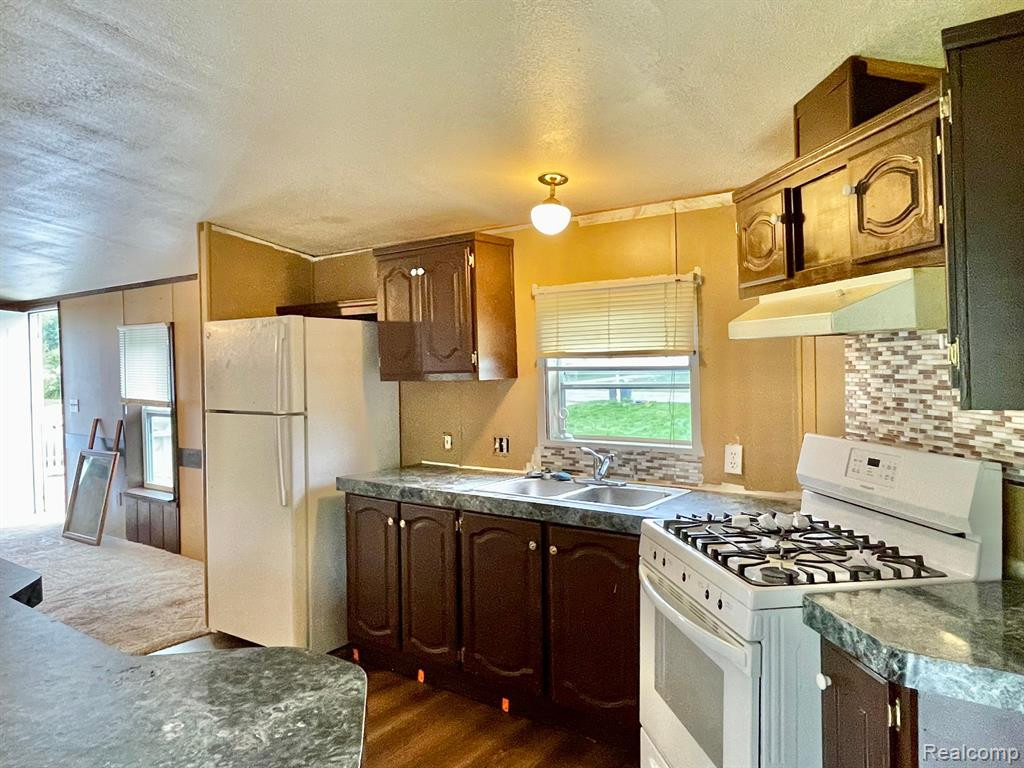 4049 E STATE Street, MI 48419 — Photo 16