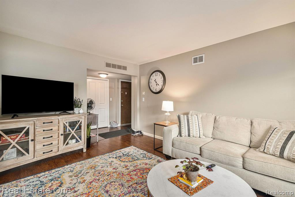 4561 LEISURE Lane, Trenton, MI 48183 — Photo 4