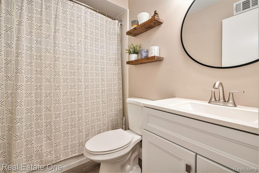 4561 LEISURE Lane, Trenton, MI 48183 — Photo 9