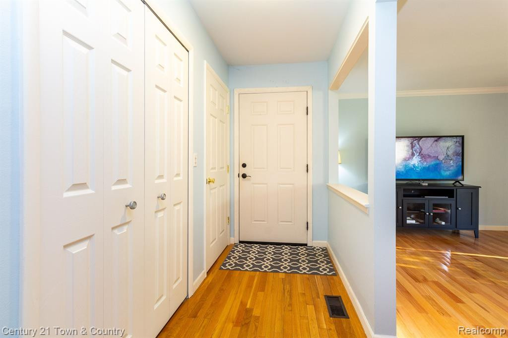 3884 OLD CREEK Road, Troy, MI 48084 — Photo 5